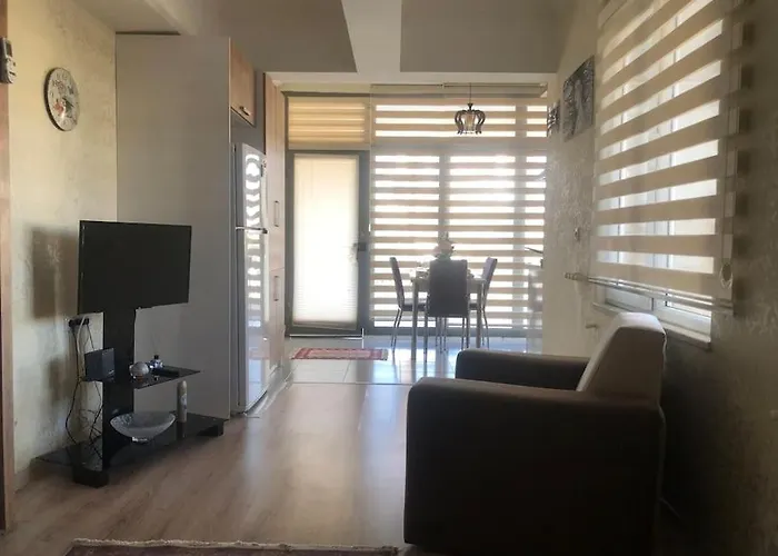 Lara Denize 900 Metre Havuzlu 1+1 Oezel Muethis Lokasyon Ev